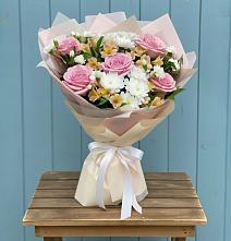 Букет цветов из:  Гвоздики, Орхидеи и Розы в Акуше