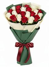 Букет Микс из красных и белых роз в Акуше
