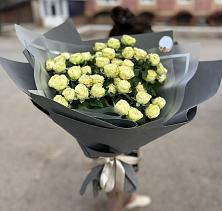 Букет Белые кустовые розы Солинеро в Акуше