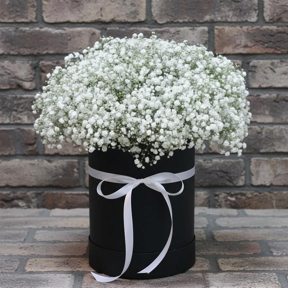 Цветочная композиция из Гипсофила в шляпной коробке в Акуше