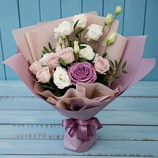 Букет цветов из:  Розы и Лизиантусы в Акуше