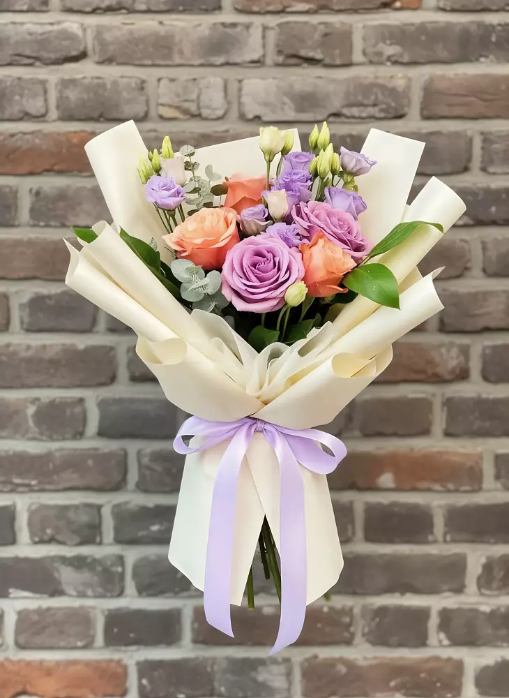 Букет цветов из: Лизиантусы и Розы в Акуше