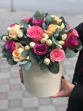 Цветочная композиция из Розы в шляпной коробке в Акуше