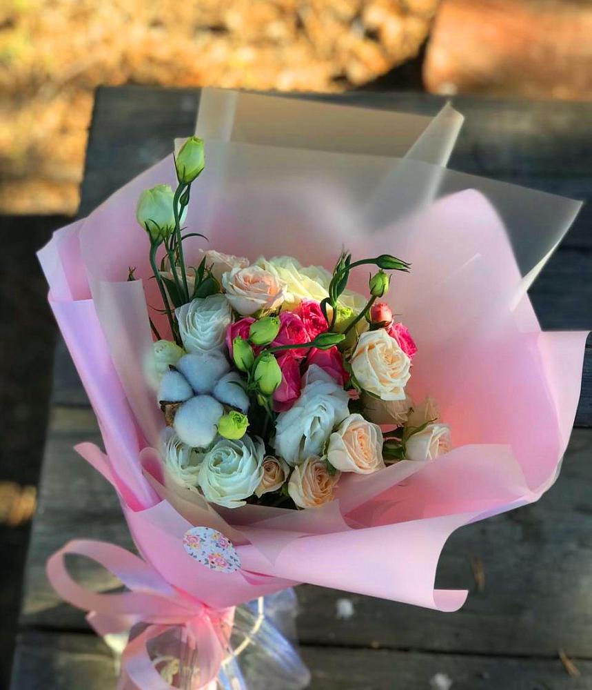 Букет цветов из: Розы и Лизиантусы в Акуше