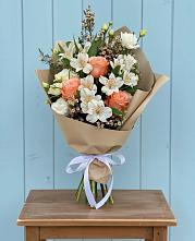 Букет цветов из:  Альстромерии, Лизиантусы, Розы и Хризантемы в Акуше