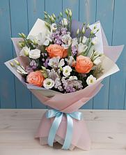 Букет цветов из:  Лизиантусы, Розы, Альстромерии и Гипсофила в Акуше