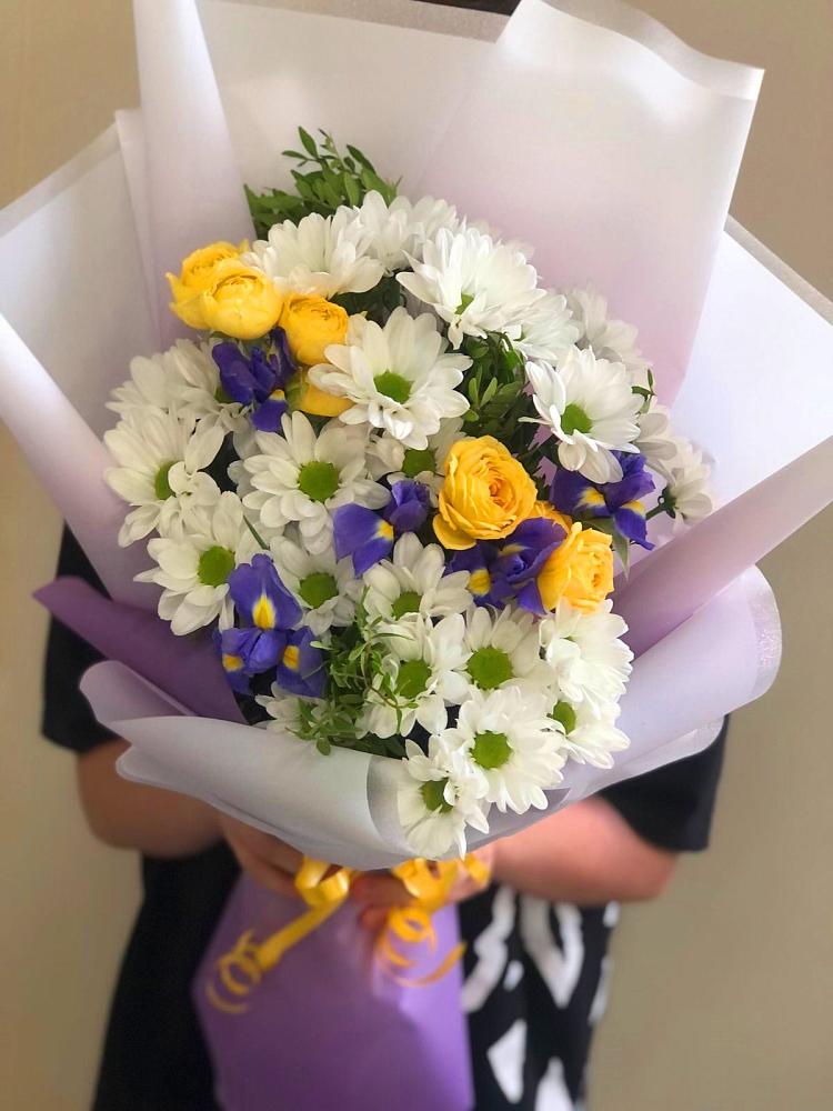 Букет цветов из: Ирисы, Хризантемы и Розы в Акуше