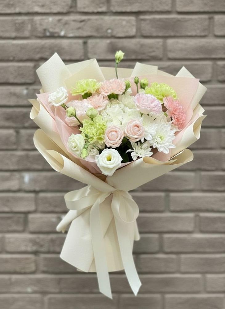 Букет цветов из: Гвоздики, Розы, Лизиантусы и Хризантемы в Акуше