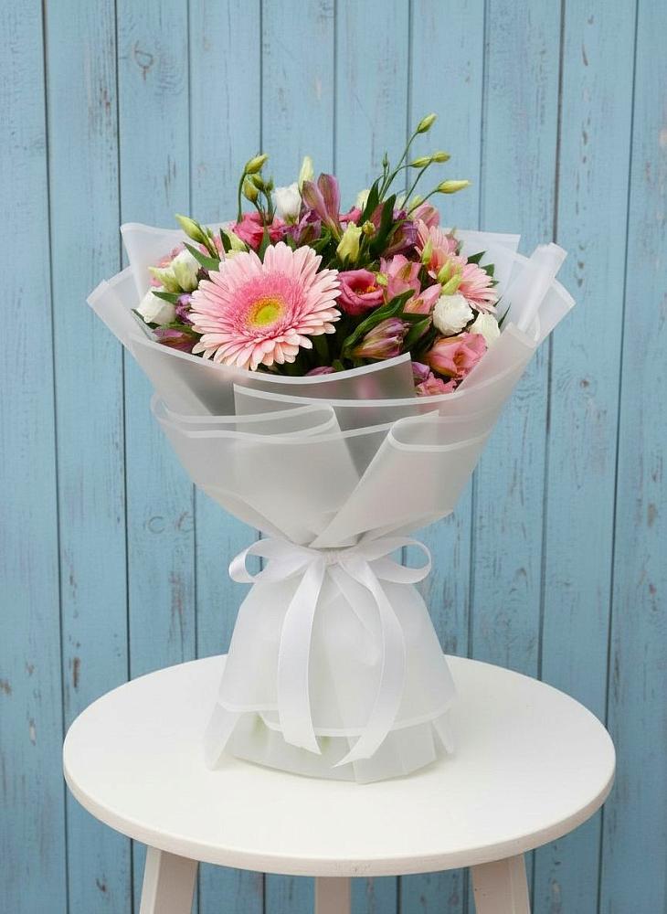 Букет цветов из: Герберы, Альстромерии и Лизиантусы в Акуше