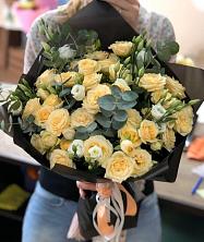 Букет птица счастья в Акуше Букет цветов из: Розы и Лизиантусы в Акуше