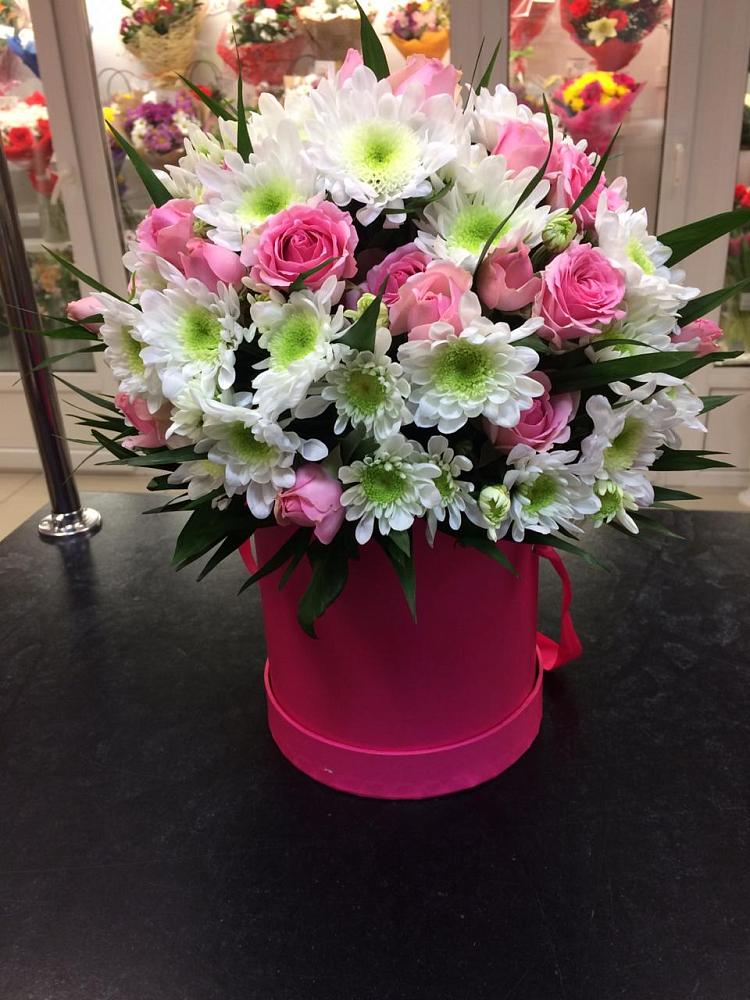 Цветочная композиция из Розы и Хризантемы в шляпной коробке в Акуше