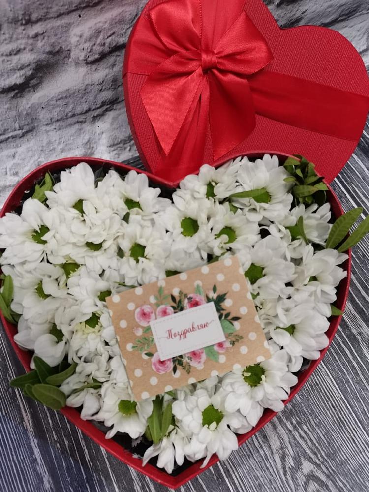 Цветочная композиция из Хризантемы в виде сердца в Акуше