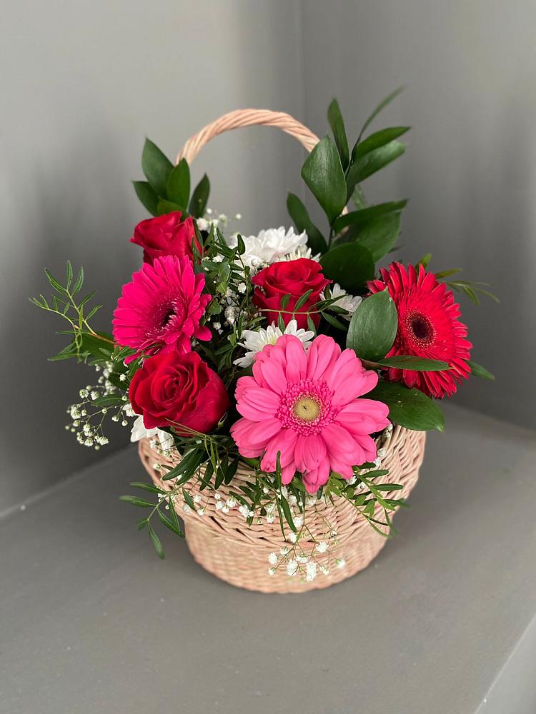 Цветочная композиция из Розы, Хризантемы и Герберы в корзине в Акуше