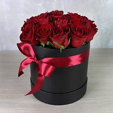 Цветочная композиция из Розы в шляпной коробке в Акуше