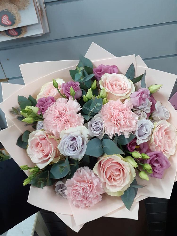 Букет цветов из: Розы, Гвоздики и Лизиантусы в Акуше