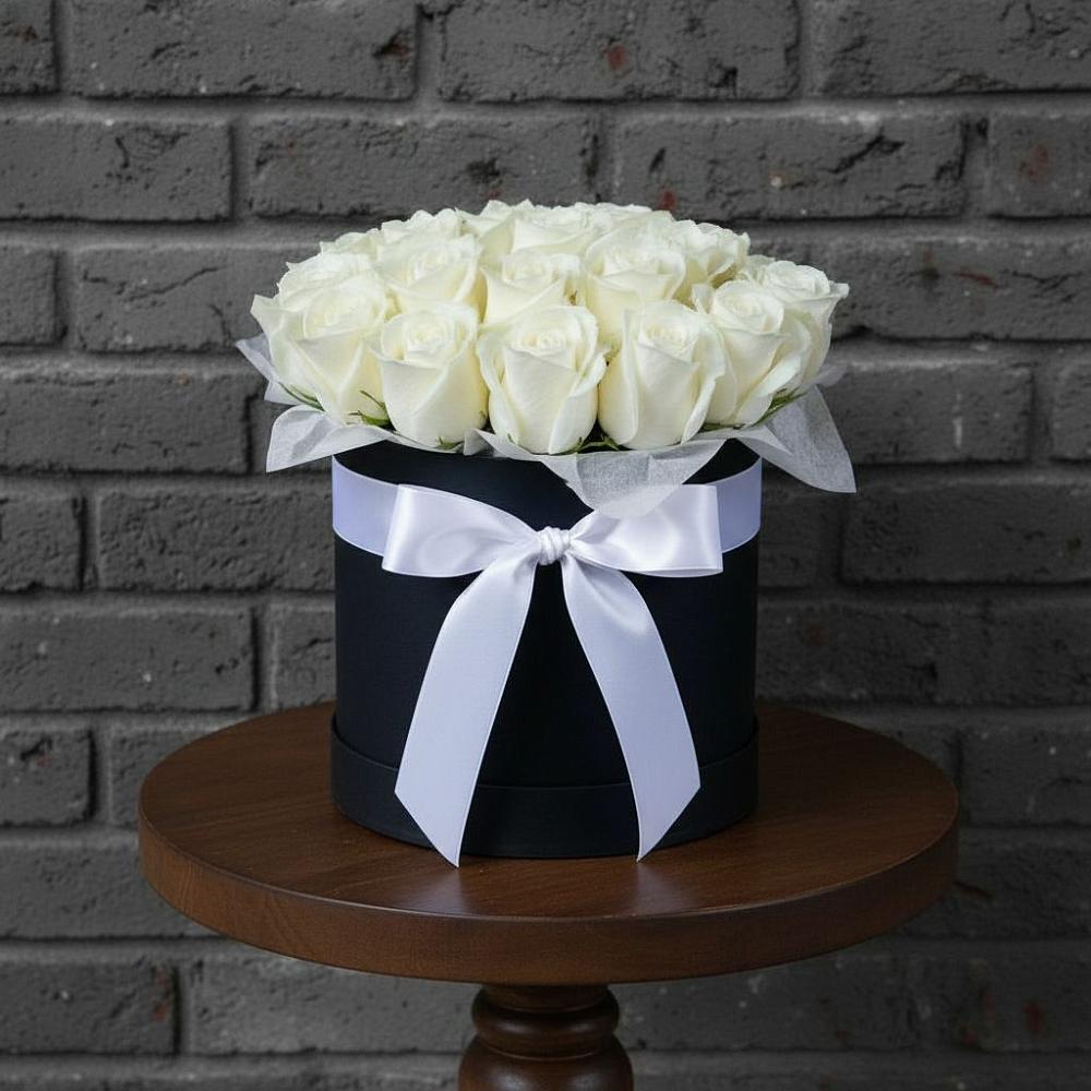 Цветочная композиция из Розы в шляпной коробке в Акуше