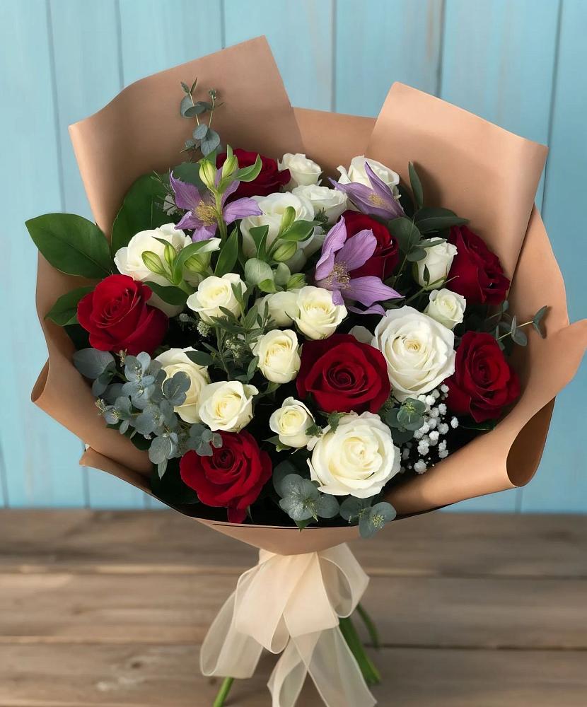Букет цветов из: Розы и Альстромерии в Акуше