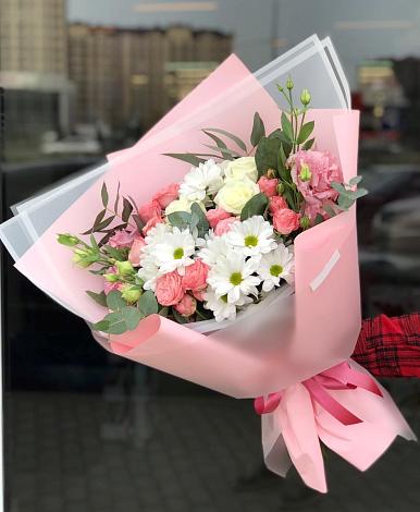 Букет цветов из: Розы, Лизиантусы и Хризантемы в Акуше