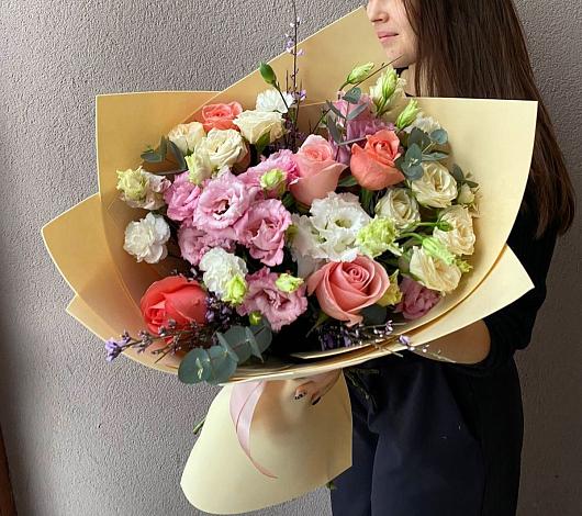 Букет цветов из: Розы, Лизиантусы и Гвоздики в Акуше