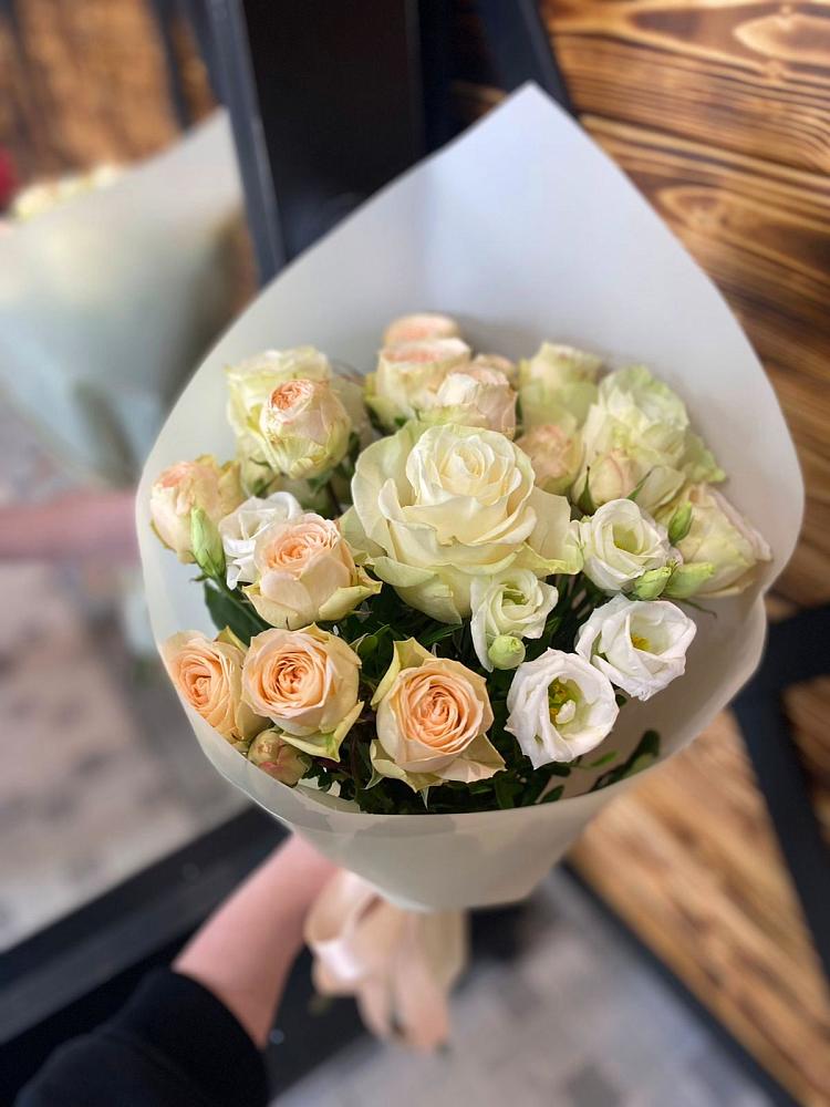 Букет цветов из: Розы и Лизиантусы в Акуше