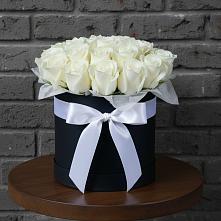 Цветочная композиция из Розы в шляпной коробке в Акуше