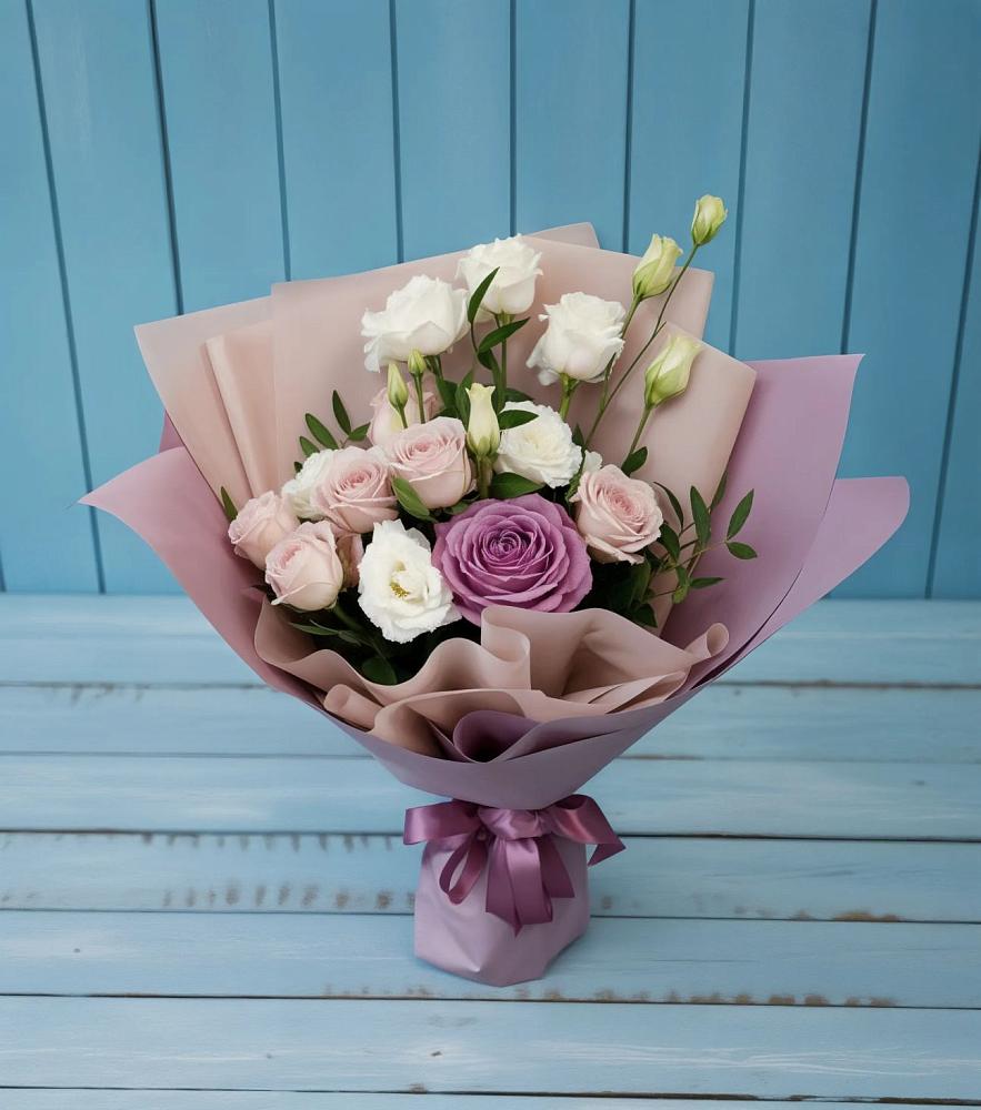 Букет цветов из: Розы и Лизиантусы в Акуше